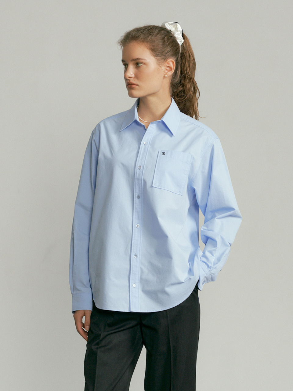 FOLNUA(フォルニュア) クラシックロゴオーバーフィットポケットシャツ / ブルー