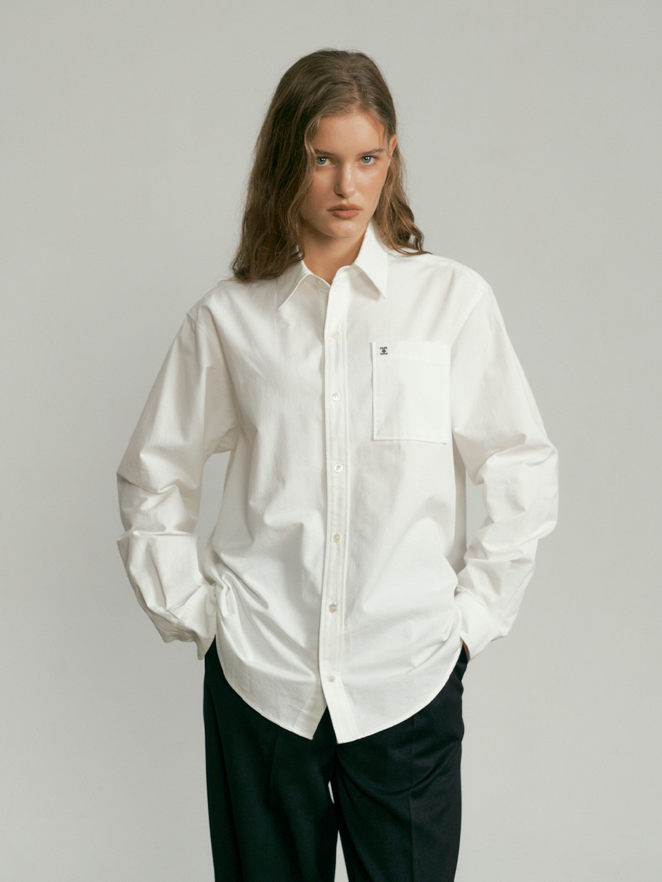 FOLNUA(フォルニュア) クラシックロゴオーバーフィットポケットシャツ / ホワイト