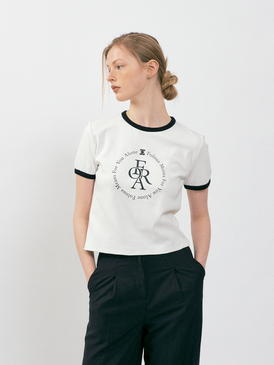 FOLNUA(フォルニュア) カラーレーションスローガンロゴTシャツ / ホワイトブラック